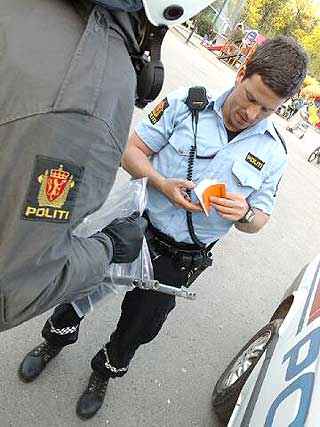 V�PNET MED BATONGER OG JERNSTENGER: Her samler politiet sammen bevis.