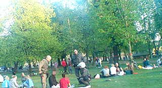 VETTSKREMTE VITNER: Det blodige slagsm�let fant sted i den popul�re Sofienbergparken p� Gr�nerl�kka i Oslo. De to personene p� bildet ble lagt i jern etter en lengre samtale med politiet.