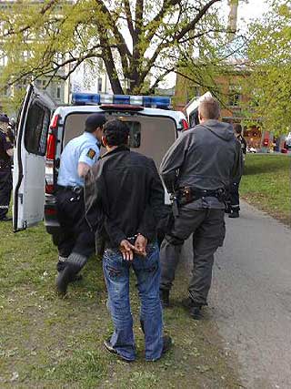 FIRE TATT: Ved 21-tiden i kveld var fire personer p�grepet etter gjengoppgj�ret.