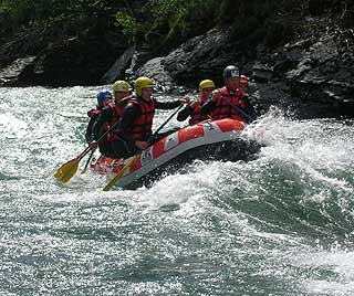 RAFTING: Dette er en av aktivitetene foreldre og barn kan pr�ve seg p� i l�pet av Nortreks tur.