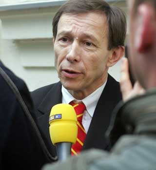 TAR STRAFFEN: Advokat Rudolf Mayer sier Fritzl er beredt til � sone straffen han f�r i retten.