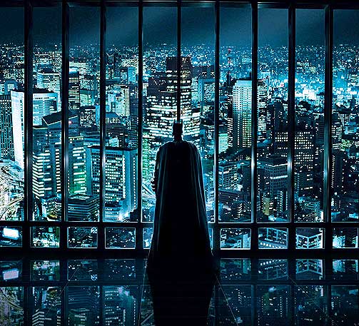 BATMAN JUKSER: En liten og en stor tabbe i plakaten til den nye Batman-filmen: 1. Hvorfor stirrer Lynvingen rett inn i en vinduskarm? 2. Hvordan kan lys fra bygningene under Batman avspeiles i gulvet bak ham?