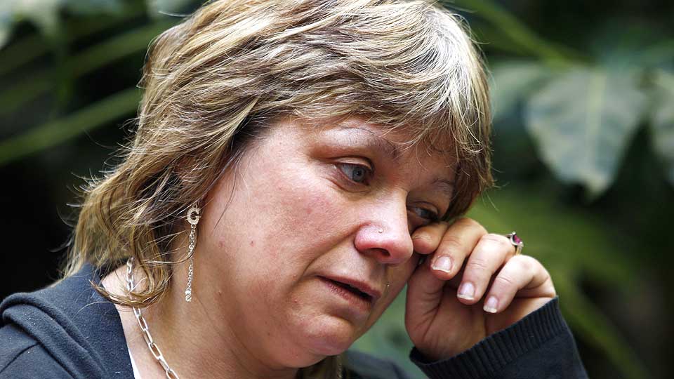 MISBRUKT: Franske Lydia Gouardo gr�ter mens hun forteller om hvordan hun ble seksuelt misbrukt av sin egen far og fikk seks barn med ham. Saken har mange likhetspunkter med Fritzl-aff�ren i �sterrike.