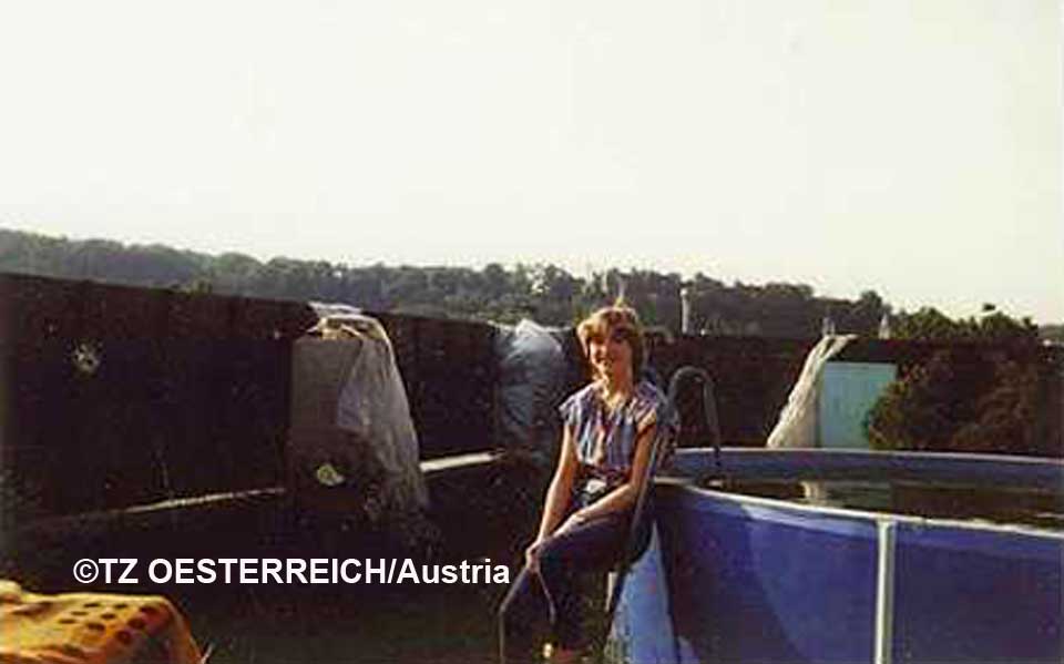 SISTE FOTO: Dette bildet, hvor Elisabeth Fritzl sitter ved et sv�mmebasseng i en hage, er trolig et av de siste som er tatt av henne, f�r hun ble sperret inne i farens fangehull. �PS. Bildet er litt m�rkt, men jeg sender deg et bredere neste gang! Ok?� skrev hun da ei venninne fikk det i posten.