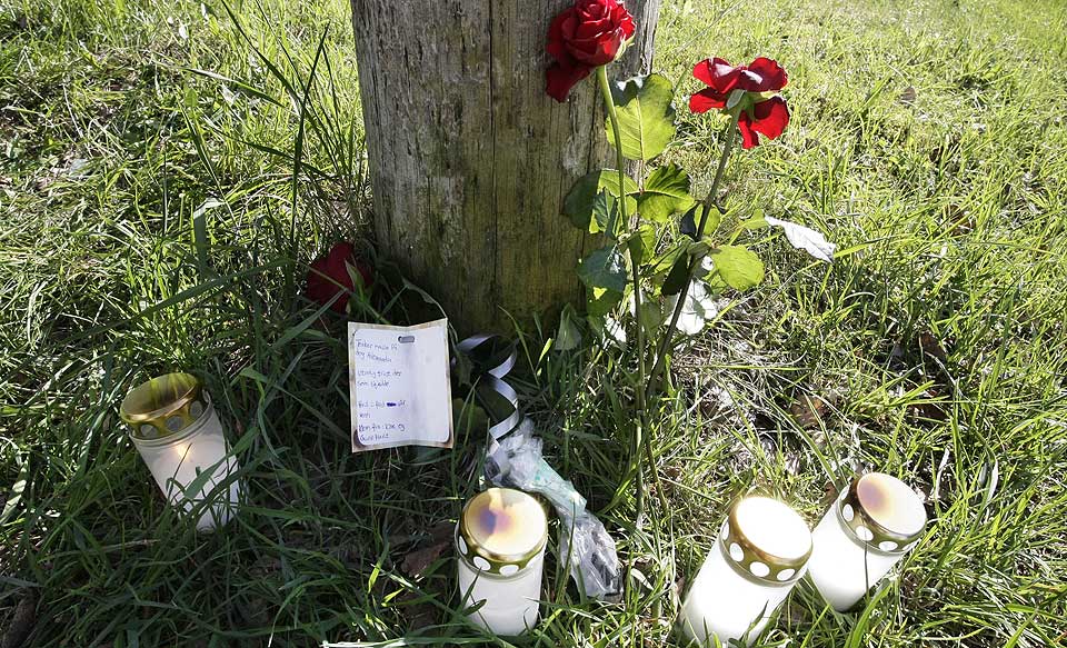 F�R ST�TTE: Lys, blomster og hilsner blir lagt ned ved huset i Krager� der den fem �r gamle jenta trolig ble drept av sin far tidligere denne uka.