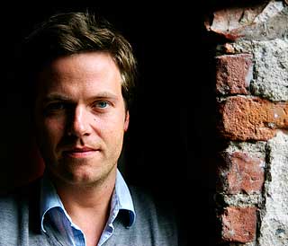 VAR SELV ARTIST: N� jobber Mads Rogde med Maria Haukaas Storeng, Linn Sk�ber og Janne Formoe. Han hadde en nettoinntekt p� 290 000 i fjor.