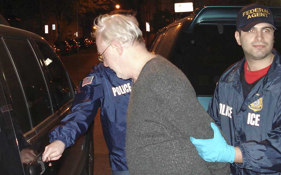 P�GREPET: Den 59 �r gamle skuespilleren ble p�grepet i sitt hjem i New Jersey i dag. Han er mistenkt for seksuelle overgrep mot minst tre unge gutter fra S�r�st-Asia.