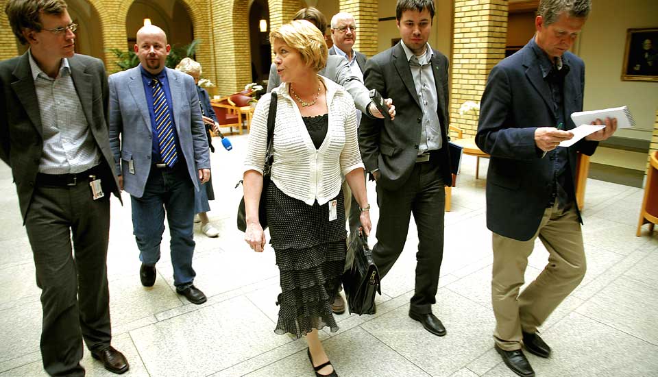 IRRITASJON: Det er en stadig voksende irritasjon innad i Ap overfor regjeringskolllega Sp. Her er Sp-leder �slaug Haga p� vei til g�rsdagens regjeringskonferanse etter � ha svart p� sp�rsm�l i Stortinget.