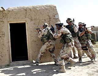 SKULLE KRIGE: Den ubrukelige ammunisjonen ble send like f�r storoffensiven i Ghowrmac, i Baghdis-provinsen i fjor, der de norske styrkene l� i harde kamper mot Taliban. P� dette bildet trener den norske QRF-styrken i forkant av offensiven. Milj�ammunisjonen sliter spesielt p� Glock-pistolene soldatene bruker.