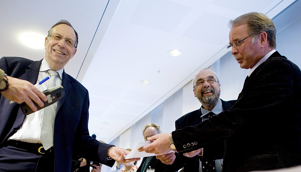  KRAVET:  Leder i Norges Bondelag, Bjarne Undheim, overrekker b�ndenes krav p� 3,3 milliarder kroner til statens forhandlingsleder Per Harald Grue. I formiddag konmmer statens tilbud p� dr�yt halvannen milliard.