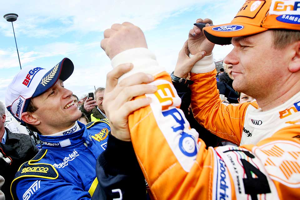HOLD OPP HENDENE DEN SOM ER BEST I ENGELSK: Petter Solberg mener han er hakket bedre i engelsk enn storebror Henning, uten at det n�dvendigvis sier all verden. Henning r�per at WRC TV har bedt dem om � vedlikeholde engelskferdighetene de har i dag - ikke gj�re dem bedre.