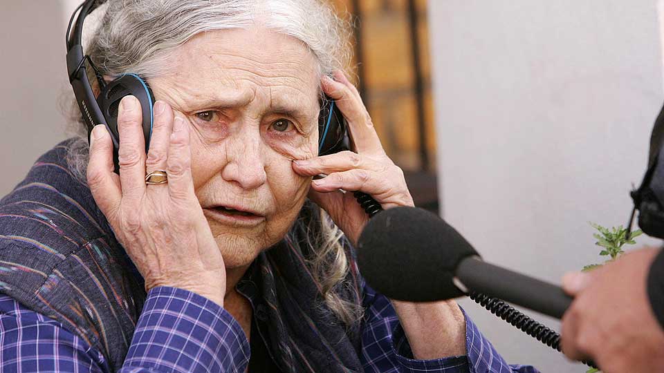 DREPER KREATIVITETEN: De mange intervjuene Doris Lessing har gjort etter nobelprisen har tatt mye tid. N� tror ikke 88-�ringen selv at hun orker mer.