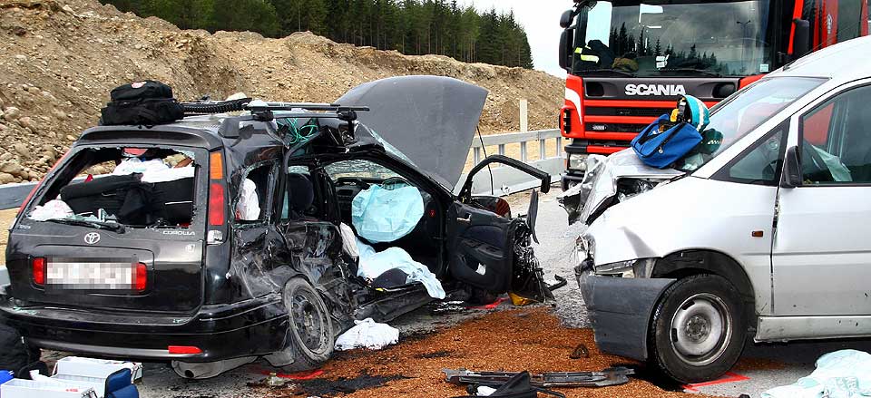 TOTALSKADD: Bilen med familien p� fem (t.v.) ble sterkt smadret i sammenst�tet med de andre kj�ret�yene.