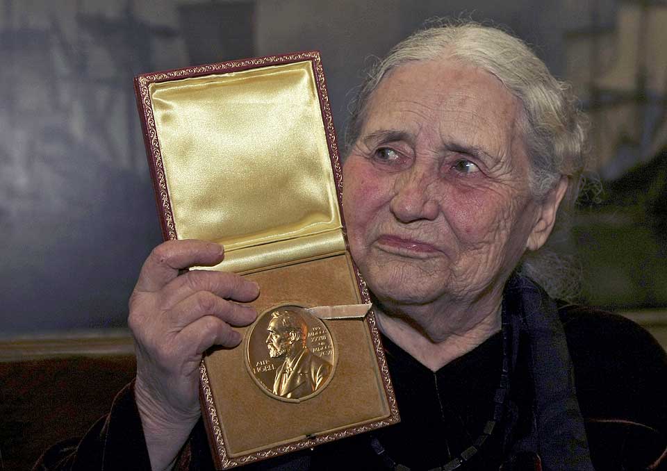 VANT: I fjor vant Doris Lessing Nobelprisen i litteratur. - Du har blitt kronet med en pris du har fortjent lenge, sa Sveriges ambassad�r i London, da han ga henne prisen.