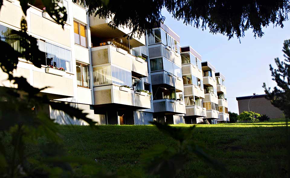 �STEDET: Det var i denne blokka i Erlends Vei p� Tveita at jenta skal ha blitt kledd av og voldtatt av flere unge menn. Fem personer i alderen 16 til 19 �r er p�grepet og sikta for gruppevoldtekten.