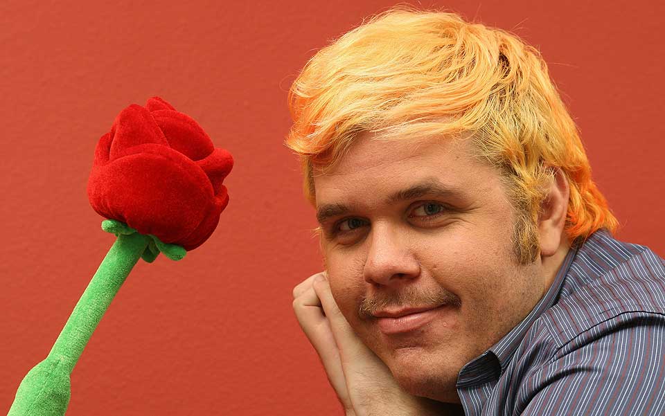 SLARVE-HILTON: Kjendisblogger Perez Hilton har skapt et solid levebr�d p� � skrive sladder om Hollywood-kjendiser. N� kan det se ut til at han har oppdaga det norske markedet.