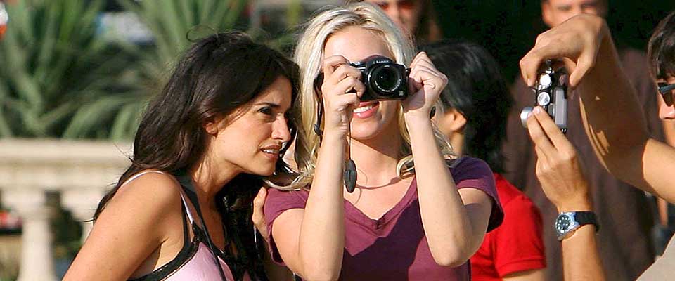 JA, DE KYSSER: Pen�lope Cruz og Scarlett Johansson i den nye filmen til Woody Allen. Her fra innspillingen.
