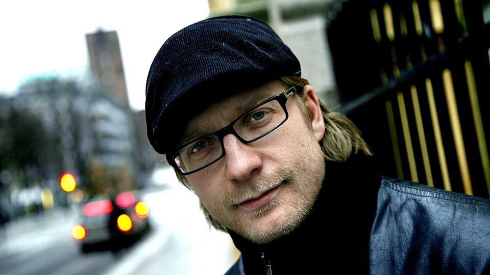 - SNAKK OM DET: I h�st debuterer Svein Tore Bergestuen med romanen �Slike menn forlater ikke konene sine�. Han h�per han f�r leserne sine til � snakke mer om utroskap og hvilke konsekvenser det f�r.