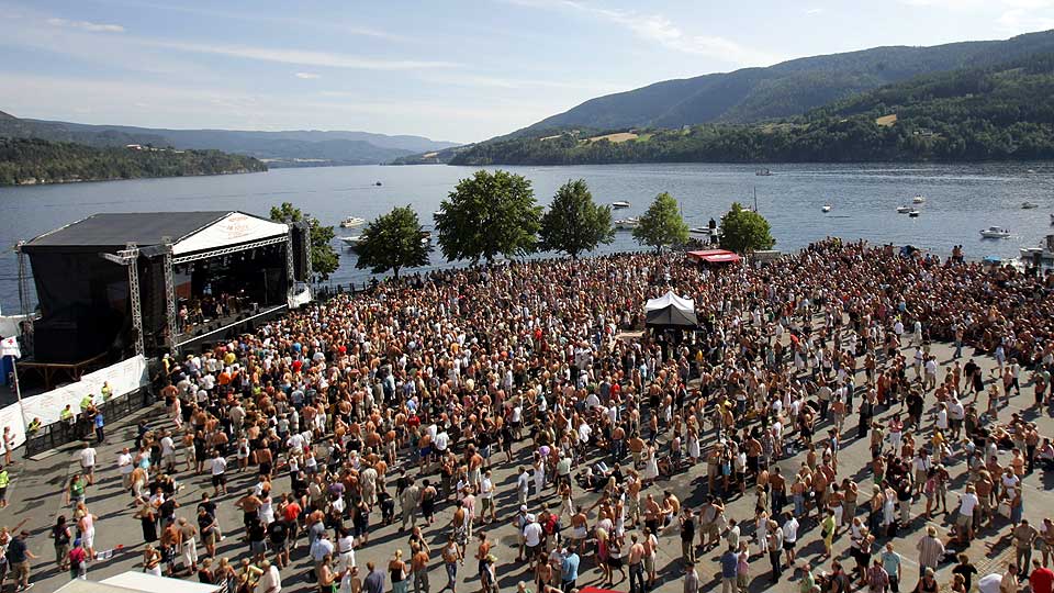 PUBLIKUM M� BETALE: Det er konsertpublikum, her p� Notodden Bluesfestival, som m� ta regninga dersom momsfritaket for billetter til kulturarrangementer fjernes.