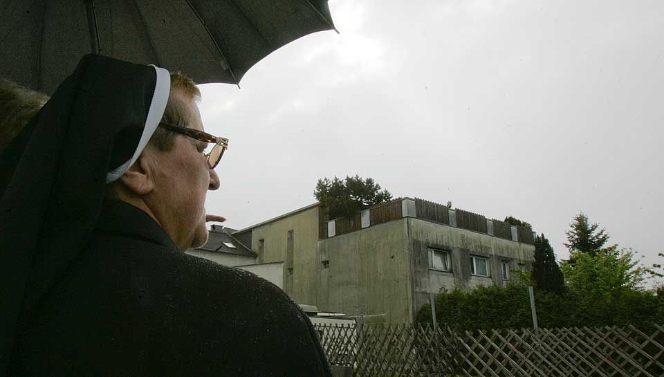 SKREKKENS HUS: En nonne ser mot Josef Fritzls bolig i Amstetten, hvor datteren ble holdt som fange i 24 �r.