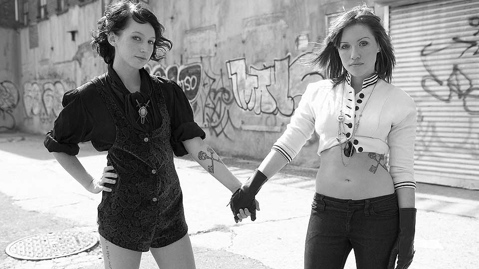 MED SAMME TATOVERING: Christiana og Alyssa fra New York.