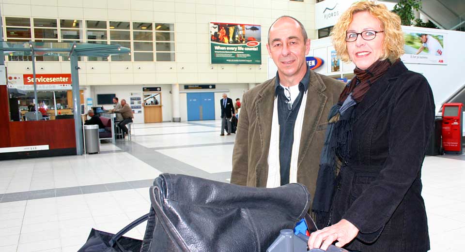 M� TA BUSS: Claudia og Karl Heinz Weber fikk en trist slutt p� en 14 dagers rundreise i Norge da de kom til Bergen lufthavn for � reise hjem i formiddag. De m� reise til Stavanger med buss for � f� et fly til Frankfurt.