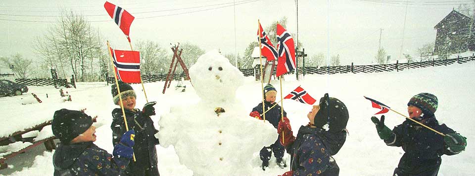  I 1999: Barna i Skistua barnehage ved Frognerseteren laget sn�mann mens sn�en lavet ned noen dager f�r 17. mai.