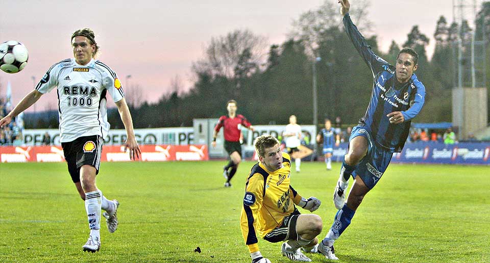 FAVORITT: Daniel Nannskog scorer mot Rosenborg.