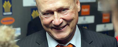 S�ren �keby, Aalesund1. Jeg synes vi har spilt god fotball p� hjemmebane, selv om det raknet litt mot Lyn, da vi p�dro oss utvisning og to straffespark. Vi er trygge p� spillet v�rt, guttene jobber hardt, og pasningsspillet og bevegelsene er gode. 2. Vi m� jobbe med kjappere overganger, og mer variasjon i spillet mellom korte og lengre baller. 3. Tarik Elyounoussi i Fredrikstad har gjort det bra, men er fortsatt ung og ustabil.