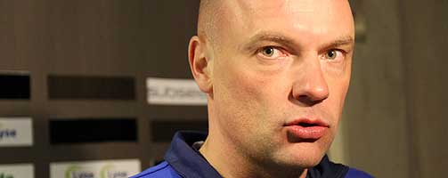 Uwe R�sler, Viking1. I perioder har vi vist at vi kan spille veldig god fotball, og f�r VIF-kampen, var vi der vi ville v�re. 2. Vi har merket at vi har manglet en del spillere, vi har v�rt uten begge f�rstevalgene v�re p� backene, Thomas Myhre og Peter Ijeh. I tillegg har vi ikke v�rt stabile nok. N� m� vi f� spillerne i friske og i form, og vi m� ha mer konkurranse p� trening.3. Tore Reginiussen i Troms�. Han er veldig stabil til � v�re s� ung og har tatt flere steg fra i fjor. Han er en framtidas mann for det norske landslaget. Kasey Wehrman har ogs� v�rt god. Han spilte under meg i Lillestr�m, og har st�tt fram som leder og kaptein i et Fredrikstad-lag som har imponert s� langt. 