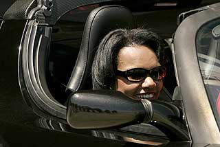 RICE-MOBILE: USAs utenriksminister Condoleezza Rice tar et u-amerikansk grep, og kj�rer her el-bilen Tesla.