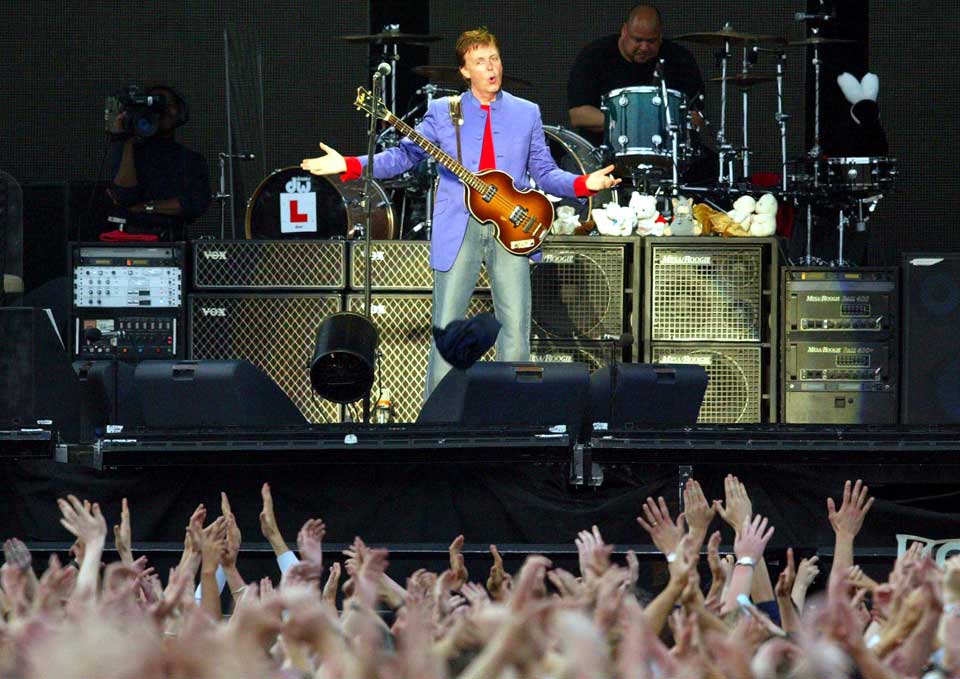 HJEMMEBANE: Sist Paul McCartney spilte i Liverpool utend�rs, var p� en spesialkonstruert scene i havneomr�det i hjembyen. Da fikk 30 000 heldige fans billett.