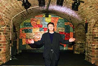 DER DET BEGYNTE: Paul McCartney kan ikke bevege seg fritt i Liverpool, selv om han ofte er i hjembyen. Men i 1999 tok han turen ned i kjelleren p� The Cavern Club, hvor han sist spilte i 1963. Du kan selv bes�ke stedet i Liverpool i dag.