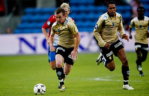 FULL FART FREMOVER: Ingenting ser ut til � stoppe Veigar P�ll Gunnarsson i den stimen b�rumslaget n� er inne i.