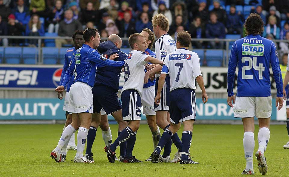 R�SLER UTVIST, VIKING VANT: P� stillingen 0-0 ble R�sler utvist. Et kvarter senere ledet Viking kampen 3-2.