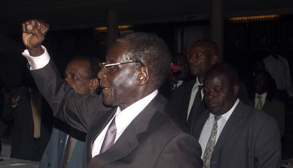 KAMPKLAR IGJEN:  Det var en kampklar president Robert Mugabe som ankom sentralstyrem�tet i ZANAU-PF-partiet. Denne gangen skal partiorganisasjonen v�re bedre forberedt, framholdt Mugabe foran omvalget 27. juni.