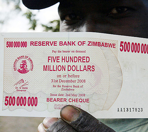  IKKE VEKSLEPENGER:  Zimbabwe har verdens h�yeste inflasjonsrate. Siste betalingsmiddel fra sentralbanken er en 500 millioner dollar-seddel, som kom p� gata i hovedstaden Harare i g�r.