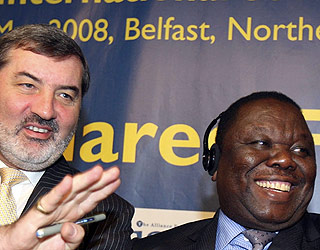  REISER HJEM:  Morgan Tsvangirai mener han vant presidentvalget i Zimbabwe, men reiser likevel hjem til neste valgomgang 27. mai. Her i Belfast i g�r p� et m�te i de liberale partienes internasjonake sammenslutning.Til venstre lord Adendale, leder for den internasjonale organisasjonen.