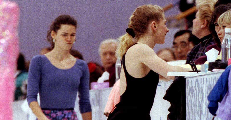 IS-DRAMA: Nancy Kerrigan (t.v.) viser hva hun mener idet hun passerer bak Tonya Harding under en trening p� Lillehammer i 1994.