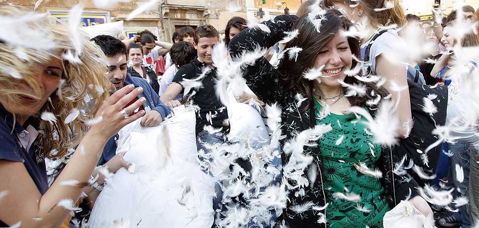 VENNLIGSINNET SLAGSM�L: Her er putekrigen for fullt i gang i bydelen Trastevere i Roma 27.april i �r.