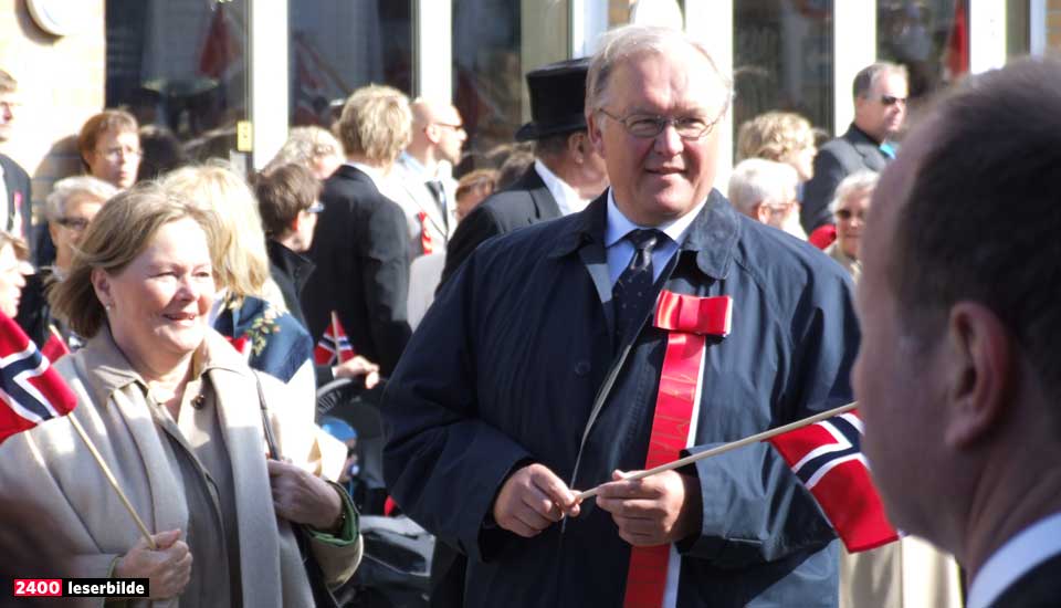  FEIRER I NORGE:  Svenskenes tidligere statsminister G�ran Perrson var 17. maitaler i Haugesund i dag.  Det er uvisst om han tilh�rer en av de �tte av ti svenskene som synes 17. mai virker morsommere en deres egen nasjonaldag.