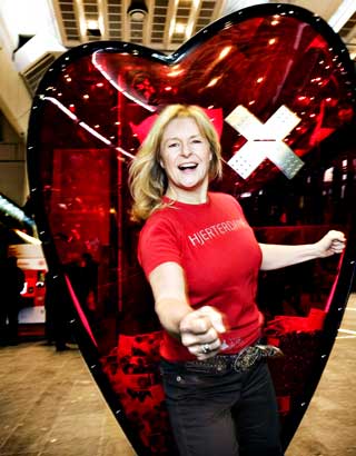 ENIG:  - I Sverige er det liksom litt mer s�nn, � gud-a-meg, skal vi heise flagget i dag, sier Elisabeth Andreasson om svenskenes nasjonaldag.