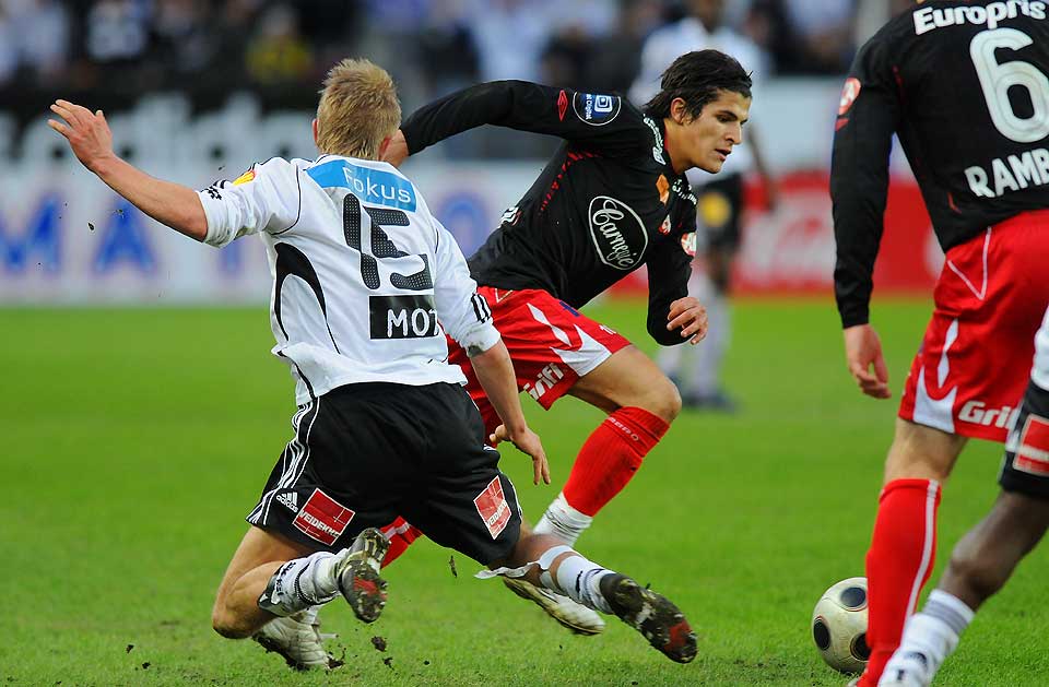 I FORM: Tarik Elyounoussi har tidvis v�rt str�lende for Fredrikstad denne v�ren. Her lurer han seg forbi landslagskollega Per Ciljan Skjelbred (nr. 15). Tarik f�r ogs� selskap av unggutter som Vadim Demidov og Daniel Fredheim Holm.