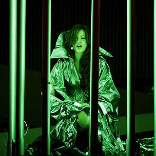 P�KOSTET: Norges Maria synger umiddelbart etter Slovenias Rebeka Dremelj, som kommer med knallgr�nt lys, science fiction-kostymer og strippebur.