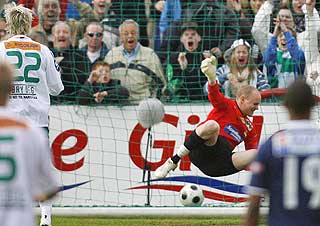 VIL L�RE: Ballen er for lengst inne, og snart lander Johnsen ogs�.