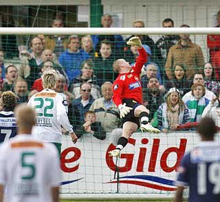 FOR SEINT: Her er ballen godt forbi Johnsen.