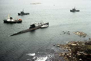 KALD KRIG: Svenskene var ikke paranoide helt uten grunn: Bildet er fra oktober 1981, da den sovjetiske ubåten U-137 gikk på grunn utenfor Karlskrona og måtte slepes løs av den svenske marinen.