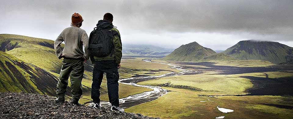 VERDENS FREDELIGSTE LAND: Her ser Dagbladets fotograf J�rn H. Moen og journalist Hallgeir Opedal utover den storsl�tte islandske naturen.