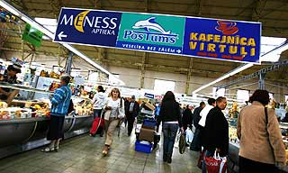 RUSSERMARKED: De gamle Zeppelin-hangarene er for folk som ikke har r�d til � handle i vanlige butikker, og er nesten alltid fullt.