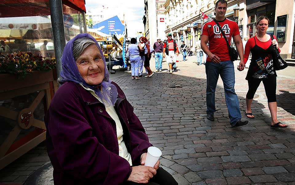 TIGGER: Silvia f�r noen hundrelapper i pensjon hver m�ned. Den avhenger av hvor mye hun har tjent opp i den korte tida etter frigj�ringen. Samtidig f�rer andre en h�y Gucci-faktor i Riga.